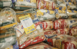 Campanha de alimentos para pessoas necessitadas em Boa Viagem