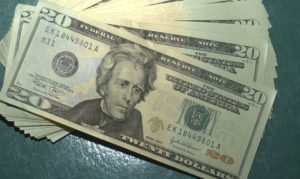 Dólar fecha no menor nível em cinco semanas, e cai para R$ 5,11