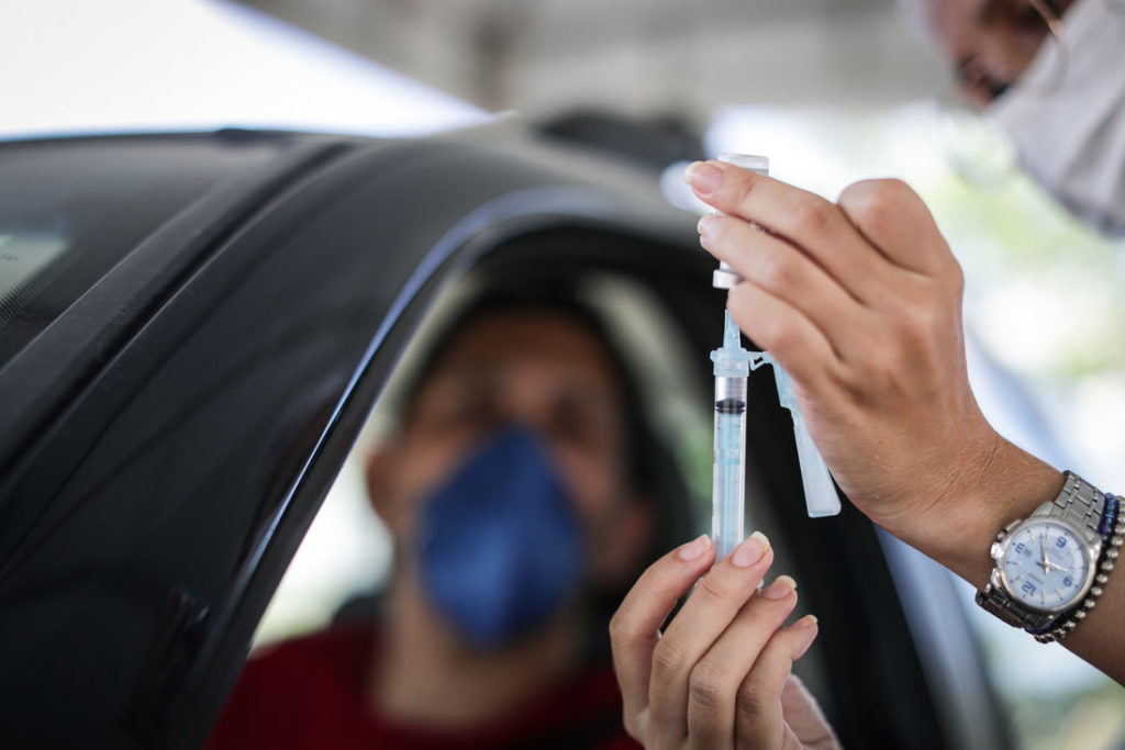 Trabalhadores da indústria acima de 40 anos se vacinam no Recife trabalhadores da indústria acima de 40 anos se vacinam no recife