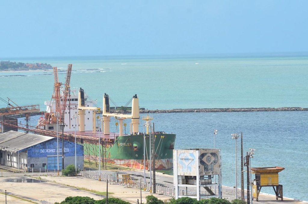 navio cargueiro shoveler é isolado no porto do recife