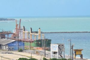 Navio cargueiro Shoveler é isolado no Porto do Recife