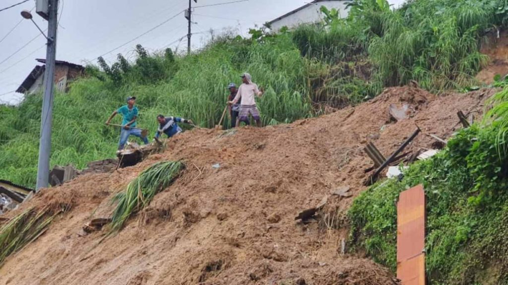 Corpo de Bombeiros de PE atendem emergências geradas pelas chuvas Corpo de Bombeiros de PE