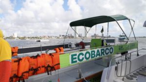 Ecobarco da Prefeitura reforça limpeza do Rio Capibaribe