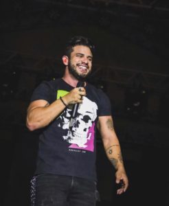Ávine Vinny passará dois meses longe de casa