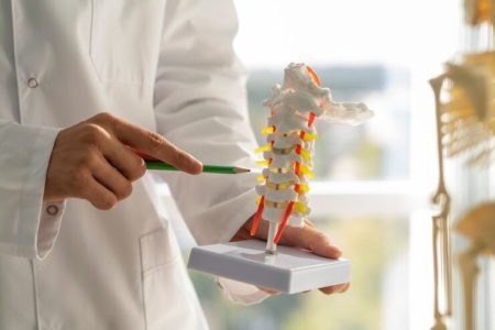 Implante na medula espinhal faz paciente com Parkinson andar de novo Implante na medula espinhal faz paciente com Parkinson andar de novo
