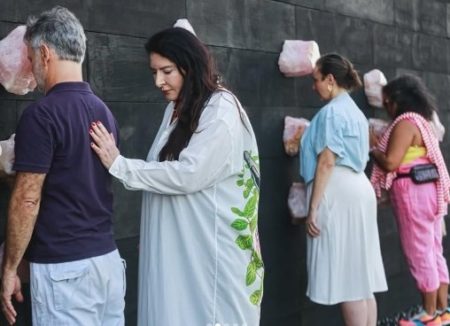 Obra de Marina Abramović é exposta ao ar livre em Pernambuco