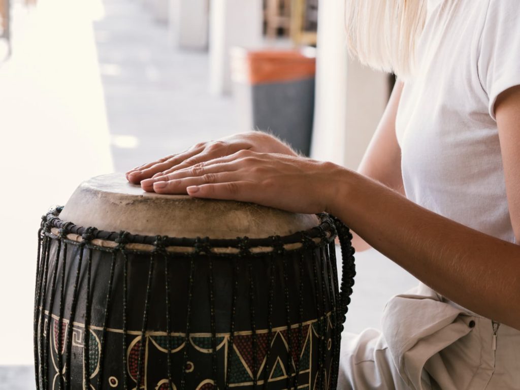 Aula-espetáculo de maracatu é levada a escolas públicas do Estado Aula-espetáculo de maracatu