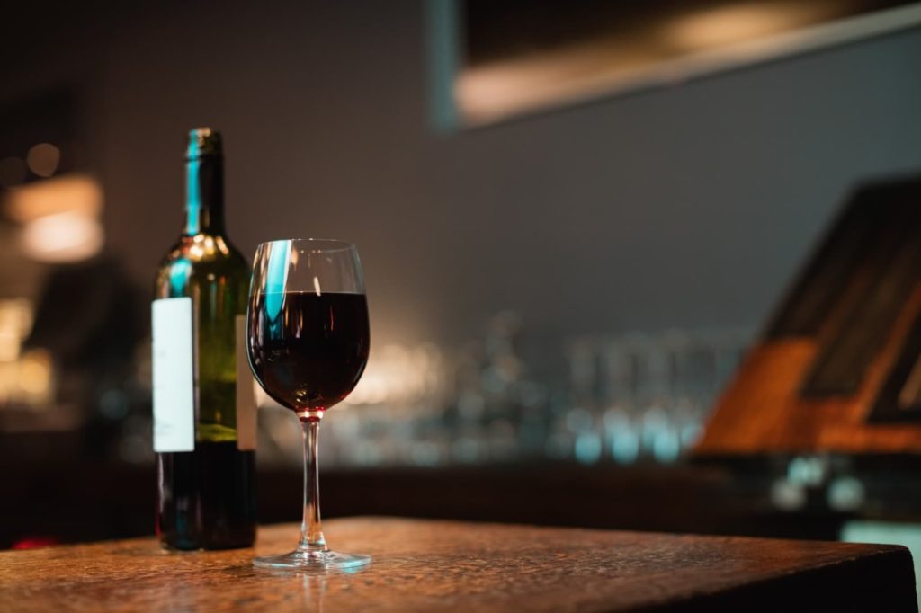 Consumo de vinho no Brasil cresce em 2025 e país destoa da queda global no setor