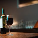 Consumo de vinho no Brasil cresce em 2025 e país destoa da queda global no setor