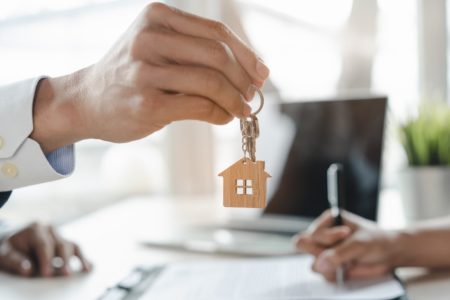 Vendas de imóveis avançam 5,3% mesmo com Selic em 14% ao ano Vendas de imóveis avançam 5,3% mesmo com Selic em 14% ao ano